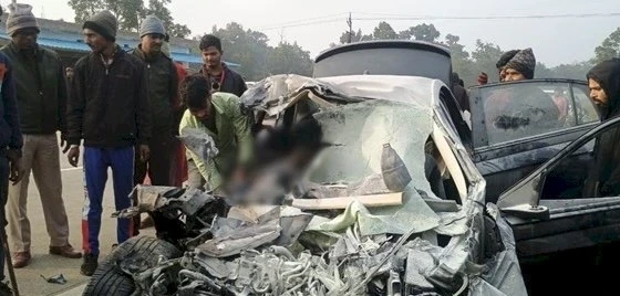 रायपुर से अंबिकापुर जा रही स्कोडा कार और ट्रक के बीच भीषण टक्कर में 5 लोगों की मौत, पुलिस घटनास्थल पर पहुंची।