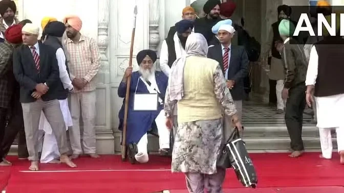 सुखबीर सिंह बादल श्री अकाल तख्त साहिब में दी गई धार्मिक सजा के तहत सेवा कार्यों में भाग लेते हुए स्वर्ण मंदिर में बर्तन धोते और जूते साफ करते हुए।