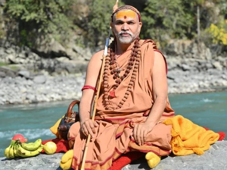 जगद्गुरु शंकराचार्य स्वामी अविमुक्तेश्वरानंद सरस्वती महाराज का रायपुर आगमन, माना एयरपोर्ट पर भक्तों द्वारा ढोल-नगाड़ों के साथ भव्य स्वागत।
