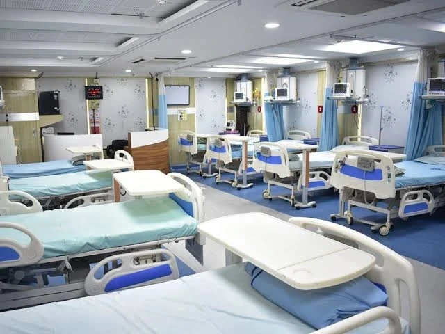 मध्य प्रदेश सरकार ने प्राइवेट अस्पतालों और नर्सिंग होम्स को जांच और इलाज की फीस लिस्ट सार्वजनिक करने का आदेश दिया है, ताकि मरीजों को असमान्य शुल्क से बचाया जा सके।