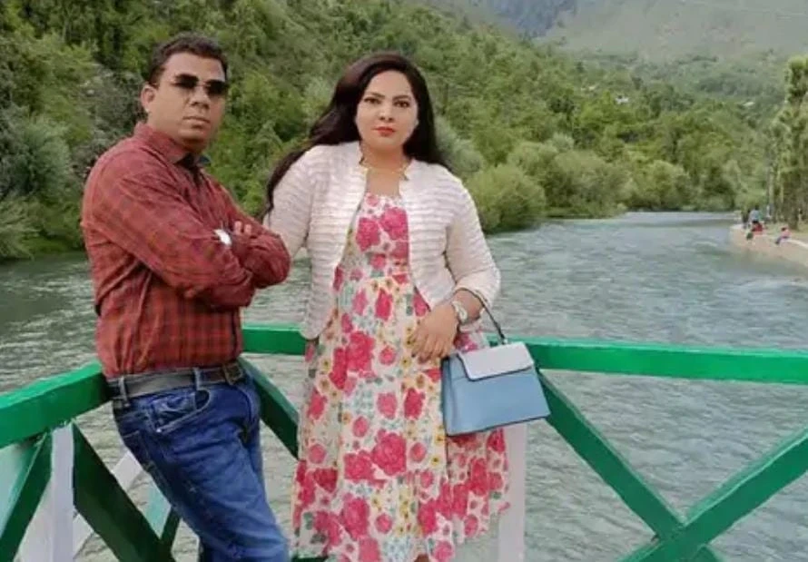 भोपाल पुलिस द्वारा एसआई योगेश मरावी को गिरफ्तार कर पूछताछ करते हुए, हत्याकांड मामले में घटनास्थल पर ले जाने की तैयारी।