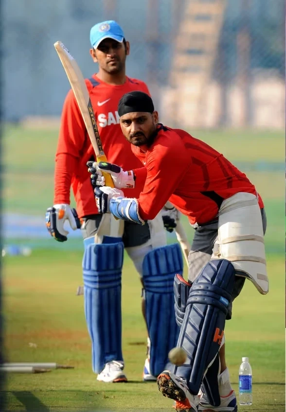 भारत के पूर्व क्रिकेट खिलाड़ी हरभजन सिंह और महेंद्र सिंह धोनी के रिश्ते पर खुलासा, भज्जी ने बताया क्यों अब दोनों नहीं करते बात।