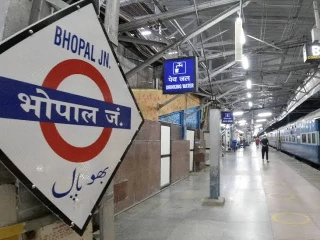 भोपाल रेल मंडल द्वारा बिना उचित कारण अलार्म चेन पुलिंग पर जुर्माने और ट्रेन रोकने के खर्च पर आधारित सख्त अभियान की जानकारी देते हुए रेल अधिकारी देवाशीष त्रिपाठी।