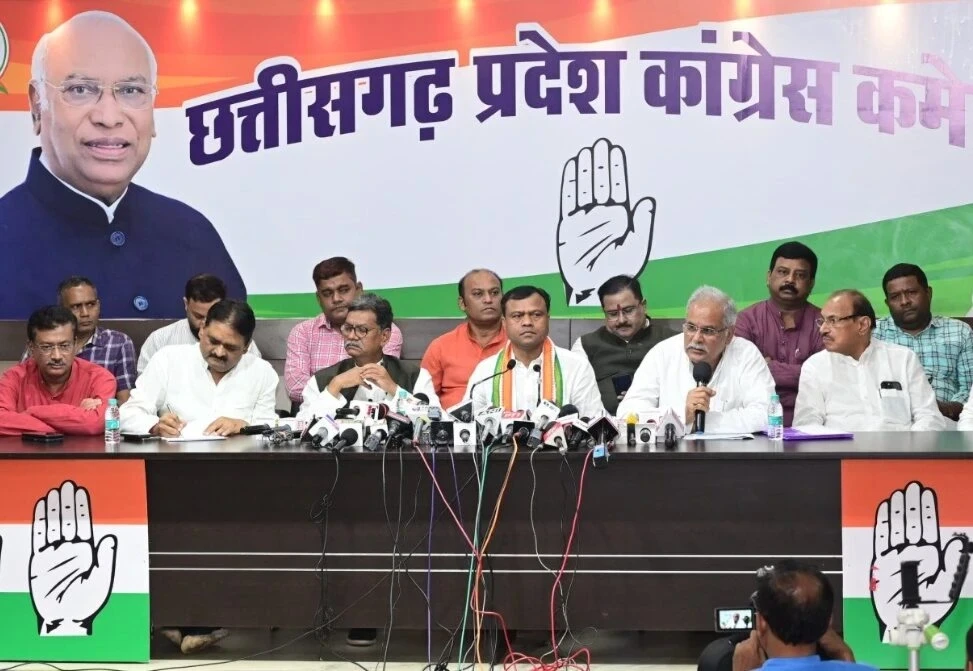 छत्तीसगढ़ कांग्रेस विधायक दल की बैठक 15 दिसंबर को रायपुर में आयोजित होगी, जिसमें वरिष्ठ नेता जैसे भूपेश बघेल और डॉ. चरणदास महंत शामिल होंगे।