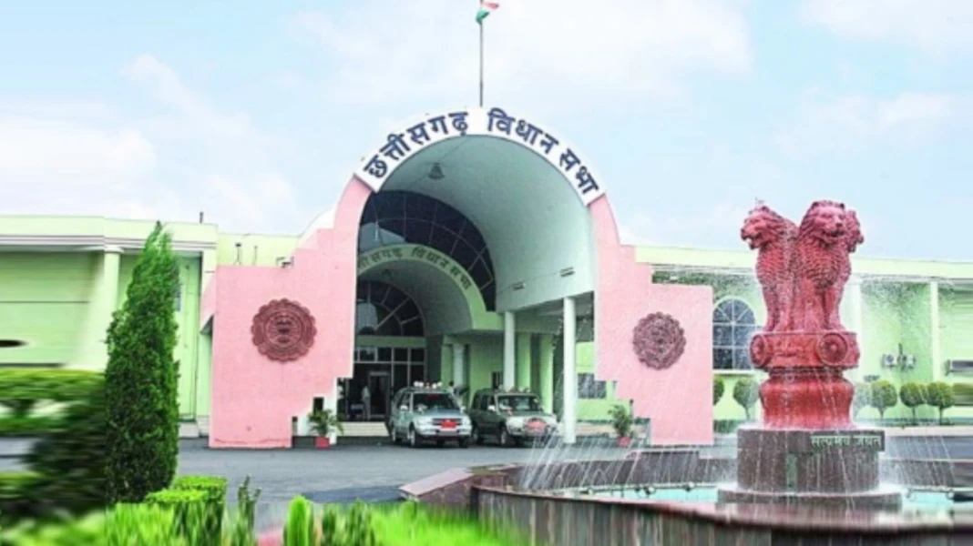 छत्तीसगढ़ विधानसभा शीतकालीन सत्र के दौरान आज प्रश्नकाल और ध्यानाकर्षण सूचनाओं के साथ 5 संशोधन विधेयक पेश होंगे, जिनमें नगर निगम राजस्व और जीएसटी संशोधन विधेयक शामिल हैं।