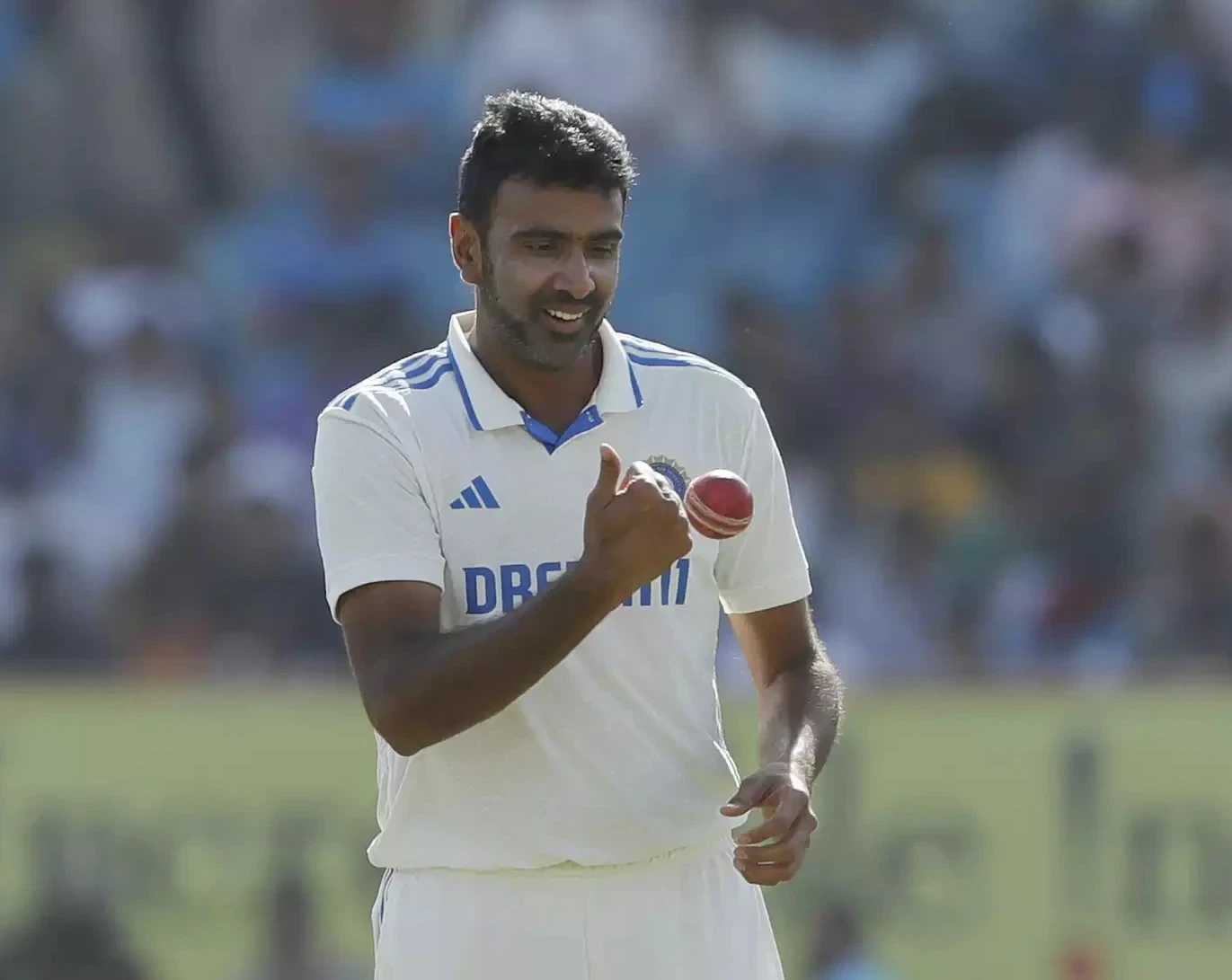 विचंद्रन अश्विन, भारतीय क्रिकेट के दिग्गज स्पिन गेंदबाज, ने 2024 में 132 करोड़ रुपये की कुल संपत्ति अर्जित की, जिसमें बीसीसीआई सैलरी, आईपीएल अनुबंध और विज्ञापनों से होने वाली कमाई शामिल है।