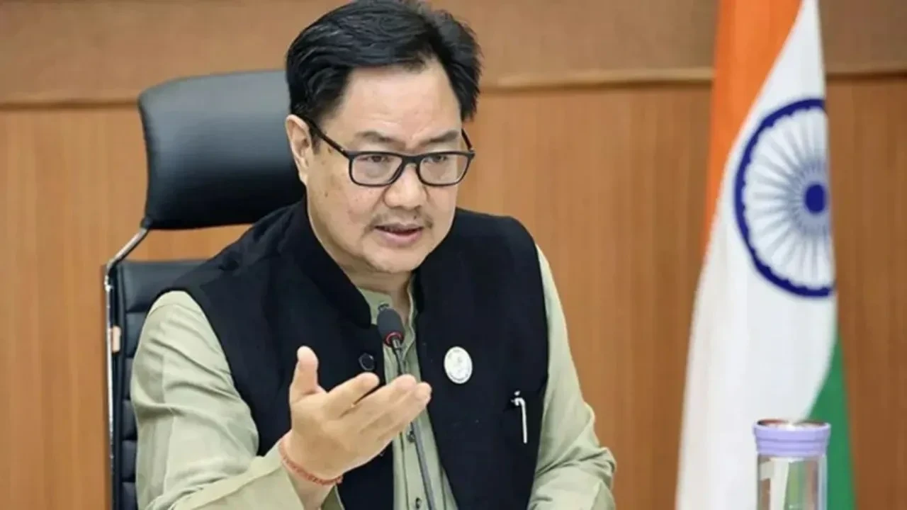 बीजेपी सांसद प्रताप चंद्र सारंगी को संसद में कांग्रेस नेता राहुल गांधी द्वारा धक्का दिए जाने से माथे में चोट आई। उन्हें इलाज के लिए व्हीलचेयर पर अस्पताल ले जाया गया।