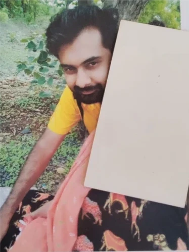 भोपाल के कोलार इलाके में लव जिहाद का मामला सामने आया, जिसमें युवक ने अपना नाम बदलकर युवती से दोस्ती की, फिर शादी का वादा कर 4 साल तक शारीरिक संबंध बनाए। युवती का आरोप है कि आरोपी ने उसे धर्म बदलने का दबाव डाला।