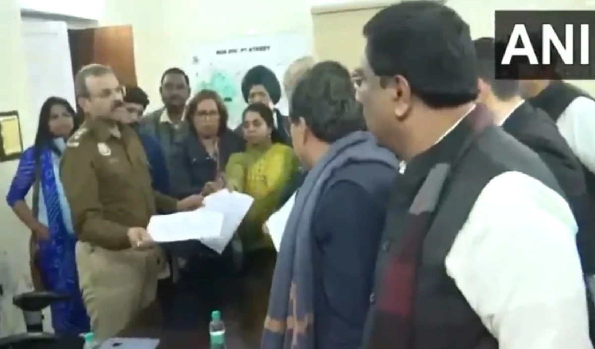 संसद परिसर में बीजेपी और कांग्रेस के बीच धक्का-मुक्की हुई, जिसके बाद बीजेपी सांसदों ने राहुल गांधी के खिलाफ शिकायत दर्ज की। इस विवाद में बीजेपी के दो सांसद घायल हो गए थे।