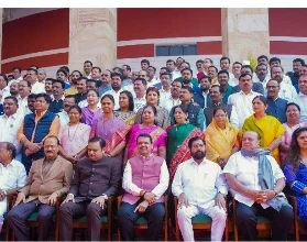 Maharashtra: महाराष्ट्र में देवेंद्र फडणवीस सरकार में मंत्रियों के बीच विभागों का बंटवारा हो गया है. सीएम फडणवीस के पास गृह विभाग रहेगा. इसके साथ ही सीएम फडण