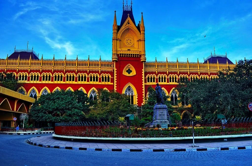 कोलकाता हाईकोर्ट का फैसला, जिसमें कहा गया कि पत्नी के रिश्तेदारों या दोस्तों का लंबे समय तक ससुराल में रहना पति के लिए क्रूरता हो सकता है।