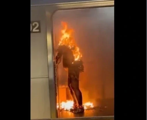न्यूयॉर्क सबवे में महिला को आग लगाने की घटना, आरोपी की गिरफ्तारी, और पुलिस द्वारा चल रही जांच