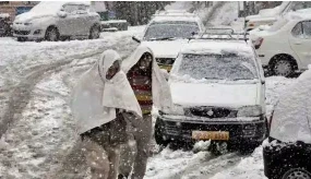Manali snowfall: हिमाचल प्रदेश में भारी बर्फबारी हो है। सोलंग और अटल टनल (Solang to Atal Tunnel) के बीच भारी बर्फबारी से लगभग 1,00