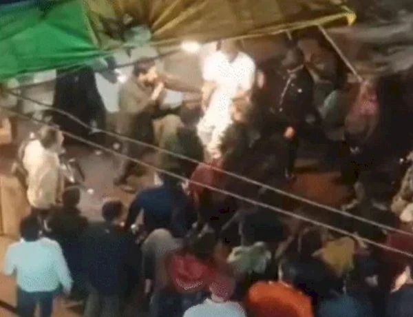 युवक की शर्मनाक करतूत, भरे बाजार में महिला पर फेंका पेशाब