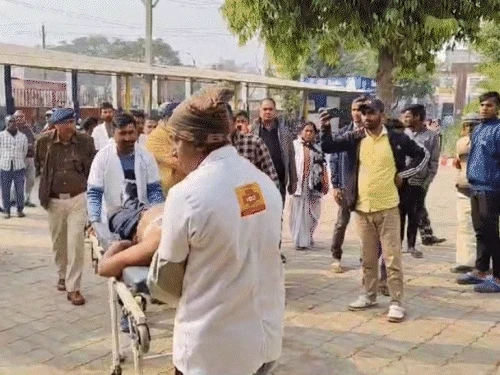शेखपुरा जिले के चेवाड़ा थाना क्षेत्र में सरकारी शिक्षक पिंटू रजक की हत्या, अपराधियों ने स्कूल जाते वक्त बाइक से घेरकर गोली मारी।