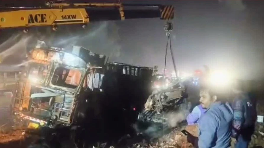 कोरबा में अंबिकापुर-कटघोरा नेशनल हाईवे पर शनिवार रात एक कार और ट्रक के बीच भिड़ंत हुई, जिसमें कार का दरवाजा लॉक होने के कारण दो युवक आग में फंसे और जिंदा जल गए।