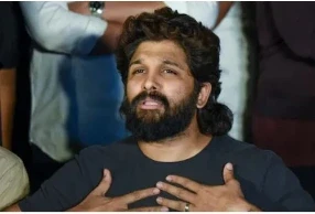 Allu Arjun Get Bail: संध्या थियेटर भगदड़ मामले में अल्लू अर्जुन को शुक्रवार को नामपल्ली कोर्ट से नियमित जमानत मिल गई है। बता दें कि