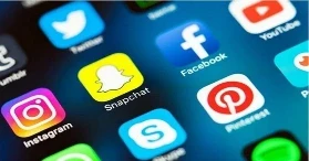 Social media account: आजकल हर किसी के हाथ में मोबाइल फोन है, चाहे युवा हो या बुजुर्ग, और अब तो बच्चे भी सोशल मीडिया पर सक्रिय हैं। सोशल मीडिया के फायदों के साथ-साथ इसके नुकसा