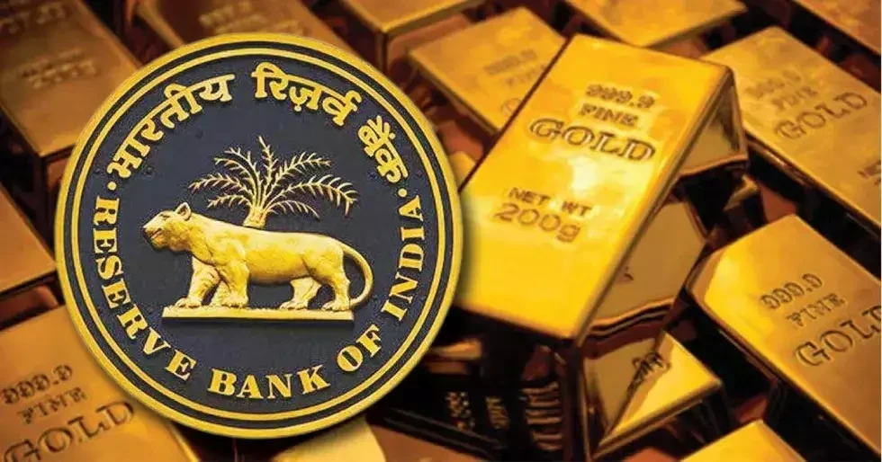 भारतीय रिजर्व बैंक (RBI) रुपये के मूल्य में गिरावट को रोकने और विदेशी मुद्रा भंडार को स्थिर रखने के लिए सोने की खरीद बढ़ा रहा है।