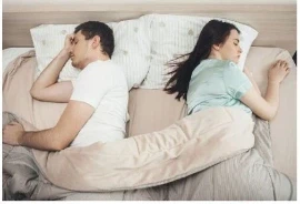Sleep Divorce: आजकल के समय में, जब काम की भागदौड़ ने हमारी लाइफ को पूरी तरह से घेर रखा है, तब रिश्तों में भी कई बदलाव देखने को मिल रहे हैं। इन बदलावों में से एक है 'नींद का