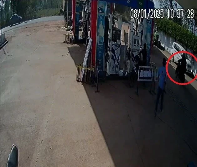 बिलासपुर के कोटा क्षेत्र स्थित पुष्कर पेट्रोल पंप में दो बाइक सवार युवकों द्वारा 50,000 रुपये की चोरी की घटना सामने आई है। सीसीटीवी फुटेज में आरोपियों की गतिविधियाँ रिकॉर्ड हुई हैं और पुलिस ने मामले की जांच शुरू कर दी है।