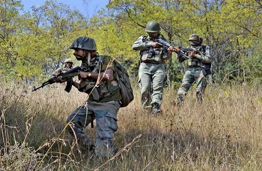 सुकमा-बीजापुर सीमा पर सुरक्षाबलों ने तीन माओवादियों को मार गिराया। DRG, कोबरा, एसटीएफ और सीआरपीएफ की संयुक्त कार्रवाई। तलाशी अभियान जारी।