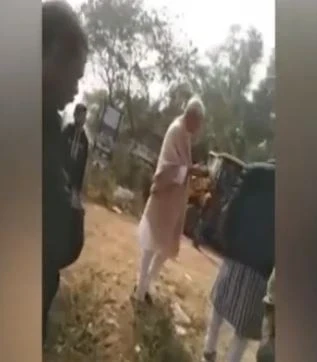 रायपुर के पूर्व उपमुख्यमंत्री TS सिंहदेव का एक विवादित वीडियो सोशल मीडिया पर वायरल हो रहा है, जिसमें वह युवक से जमीन विवाद को लेकर आक्रामक स्थिति में दिख रहे हैं।