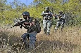 बीजापुर जिले में पुलिस और नक्सलियों के बीच जारी मुठभेड़ की तस्वीर, जिसमें गोलीबारी हो रही है और कई नक्सलियों के मारे जाने की संभावना जताई जा रही है।