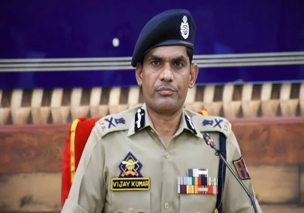 जम्मू-कश्मीर के आईपीएस अधिकारी विजय कुमार अब दिल्ली में विशेष पुलिस आयुक्त के रूप में कार्यभार संभालेंगे। वह कश्मीर घाटी में पुलिस नेतृत्व का महत्वपूर्ण हिस्सा थे।