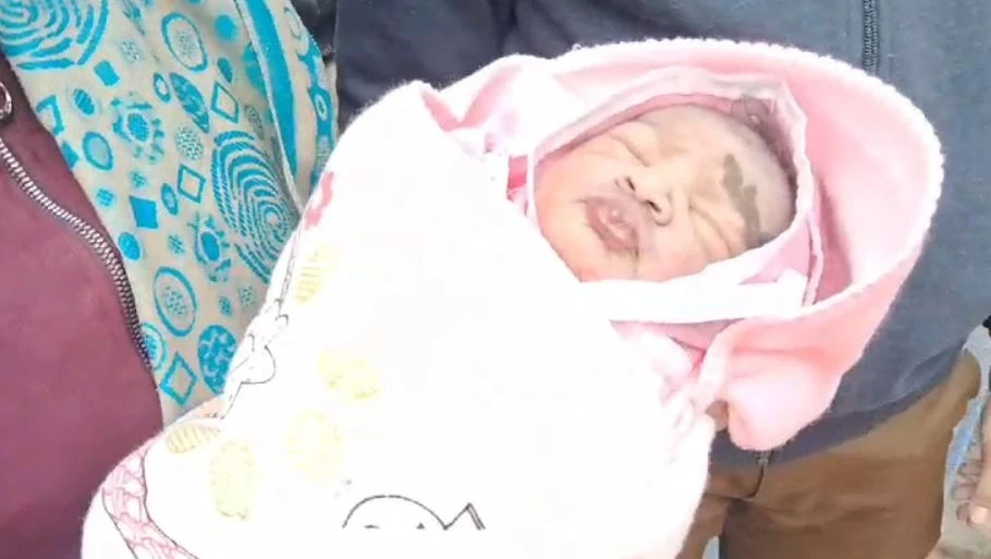 राजगढ़ के पचोर में कचरे के ढेर में घायल नवजात बच्ची मिली, गले पर कट के निशान थे, ठंड में रात भर पड़ी रही, लेकिन बच गई।