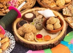 Makar Sankranti Daan: ज्योतिषीय गणना के अनुसार, 14 जनवरी को सूर्य देव मकर राशि में गोचर करेंगे। इस शुभ अवसर पर देश में मकर संक्रांति मनाई जाएगी। सूर्य देव के राशि परिवर्तन करने से कई राशि के