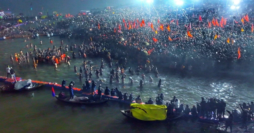 महाकुंभ 2025 के पहले अमृत स्नान के दिन संगम तट पर भारी भीड़ रही, जहां एक करोड़ से अधिक श्रद्धालुओं ने डुबकी लगाई। विभिन्न अखाड़ों के साधु-संतों ने भी स्नान किया।