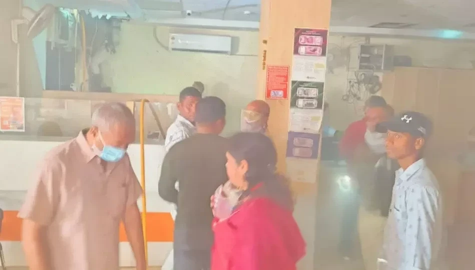 राजनांदगांव के गांधी चौक स्थित बैंक ऑफ बड़ौदा की शाखा में शॉर्ट-सर्किट के कारण लगी आग, जिसमें आवश्यक दस्तावेज नष्ट हो गए। फायर ब्रिगेड ने समय पर आग बुझाई।