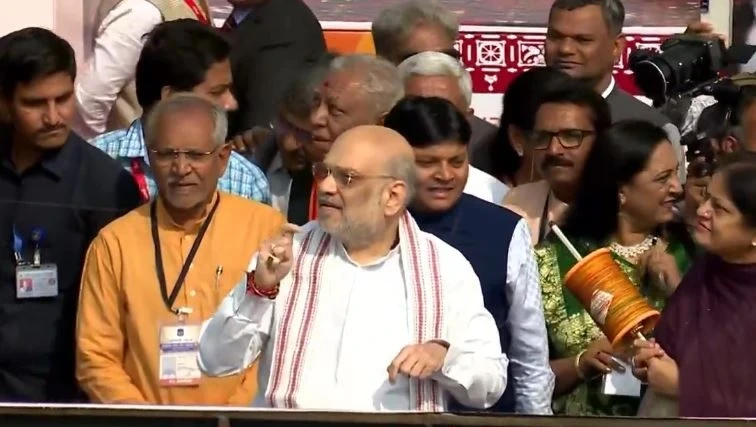 केंद्रीय गृह मंत्री अमित शाह अहमदाबाद के शांतिनिकेतन में मकर संक्रांति के दौरान पतंगबाजी करते हुए उत्साहित दिखाई दे रहे हैं।