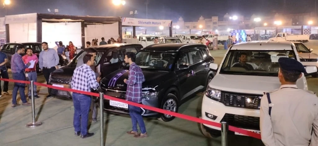 रायपुर के साइंस कॉलेज मैदान में राडा द्वारा आयोजित 8वें ऑटो एक्सपो का प्रचार, जिसमें प्रदेशभर के ऑटोमोबाइल डीलर शामिल होंगे।
