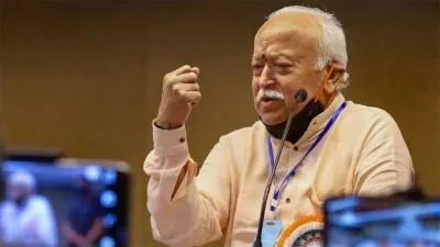 RSS प्रमुख मोहन भागवत इंदौर में श्री अहिल्योत्सव समिति द्वारा आयोजित पुरस्कार समारोह में 22 जनवरी को प्रतिष्ठा द्वादशी के रूप में मनाने का आह्वान करते हुए।