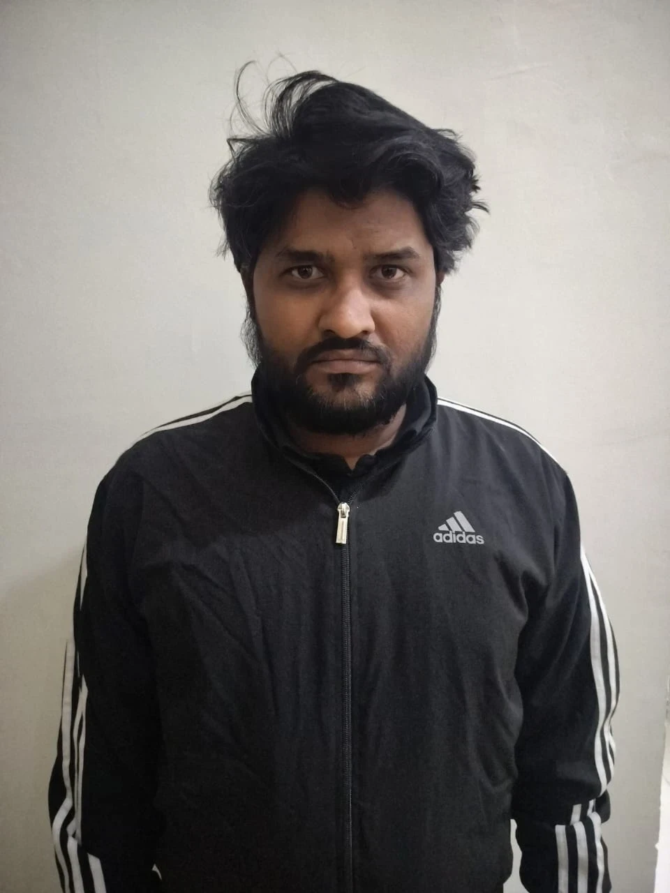 भोपाल पुलिस ने तीन साल से फरार भूमाफिया को दिल्ली से गिरफ्तार किया। आरोपी पर जमीन विवाद में फर्जी हस्ताक्षर करने का आरोप।