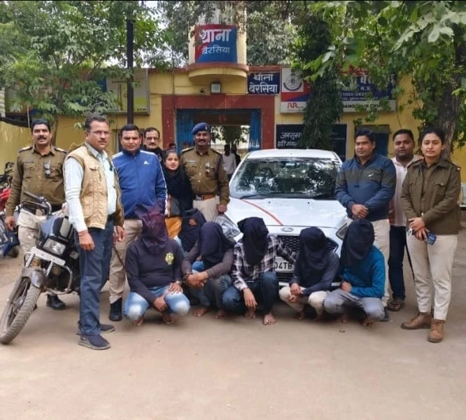 भोपाल की बैरसिया पुलिस ने फोटोग्राफर से लूट करने वाले गैंग को गिरफ्तार किया। लूट में इस्तेमाल माल और गैंग के सदस्य पुलिस की हिरासत में।