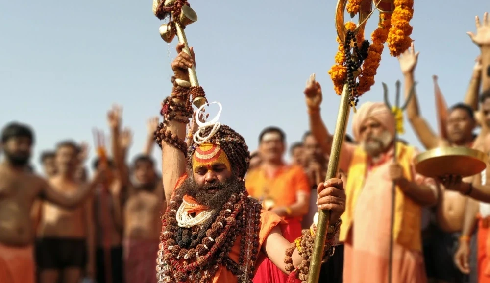 मौनी महाराज, जिन्हें रुद्राक्ष वाले बाबा के नाम से जाना जाता है, 56 बार जल और भू समाधि लेने के बावजूद जीवित और स्वस्थ हैं। महाकुंभ मेला 2025 में उनकी साधना और शक्ति को लेकर चर्चा है।