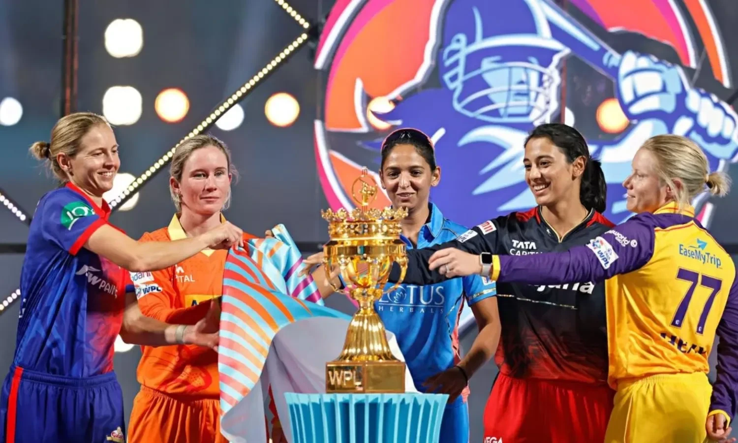 BCCI ने WPL 2025 के तीसरे सीजन के शेड्यूल का ऐलान किया, जिसमें बड़ौदा, बेंगलुरु, लखनऊ और मुंबई में मैच खेले जाएंगे। उद्घाटन मैच बड़ौदा में 14 फरवरी को RCB और गुजरात जायंट्स के बीच होगा।