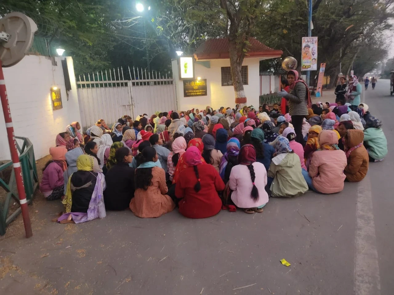 रायपुर के माना तूता में समायोजन की मांग को लेकर धरना दे रही 300 बीएड सहायक शिक्षकाएं शनिवार सुबह वित्त मंत्री ओपी चौधरी के बंगले के बाहर 3 घंटे तक प्रदर्शन करती रही।
