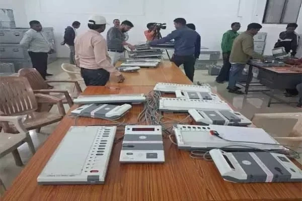हैदराबाद से आई विशेषज्ञ टीम छत्तीसगढ़ में आगामी निकाय चुनावों के लिए EVM मशीनों की जांच प्रक्रिया कर रही है। टीम में 165 विशेषज्ञ, इंजीनियर और तकनीकी स्टॉफ शामिल हैं।
