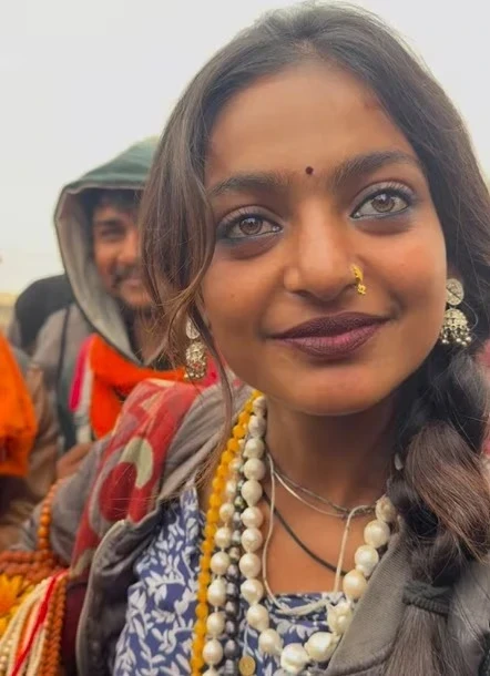 महाकुंभ मेले में रुद्राक्ष और फूल माला बेचने वाली इंदौर की लड़की, जिसे सोशल मीडिया पर 'मोनालिसा' कहा जा रहा है, अपनी खूबसूरत आंखों और सादगी के लिए वायरल हो गई है।