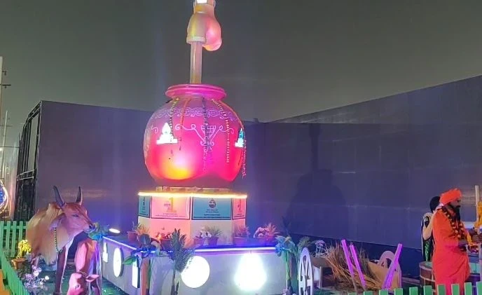 प्रयागराज के महाकुंभ 2025 में सेक्टर-7 का विशाल मटका, जल संरक्षण का संदेश देते हुए 'मटके वाला चौराहा' बनकर तीर्थयात्रियों को आकर्षित कर रहा है।