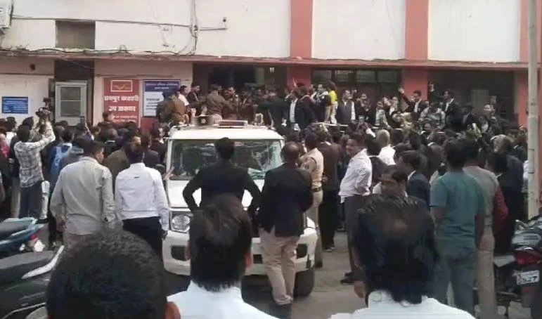 रायपुर में कोर्ट परिसर में वकीलों द्वारा आरोपी की मारपीट का मामला सामने आया है। वायरल वीडियो के बाद पुलिस ने बलवा और मारपीट का केस दर्ज कर आरोपियों की पहचान शुरू कर दी है।