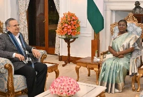 CG News: छत्तीसगढ़ विधानसभा अध्यक्ष डॉ. रमन सिंह ने राष्ट्रपति द्रौपदी मुर्मू से राष्ट्रपति भवन में शिष्टाचार मुलाकात की। डॉ. सिंह ने छत्तीसगढ़ के रजत जयंती वर्ष की जानकारी देते हुए राष्ट्रपति को राज्य के विकास और संस्कृति से