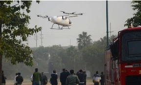 Air Taxi: आने वाले कुछ सालों में दिल्ली-एनसीआर सहित देशभर में सड़क पर टैक्सी की बजाय हवा में टैक्सी (Air Taxi) से एक ही शहर में एक जगह से दूसरी जगह जाते लोग दिखेंगे। दरअसल इंडिया एक्सपो सेंटर एंड