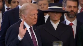 Donald Trump Oath Ceremony: डोनाल्ड ट्रंप ने दूसरी बार अमेरिका के राष्ट्रपति पद की शपथ ले ली है।उनके साथ जेडी वेंस ने उपराष्ट्रति पद की शपथ ले ली है। डोनाल्ड ट्रंप ने शपथ ग्रहण के बाद अपने पहले भाषण में कहा, अमेरिका के स्वर्णिम युग की
