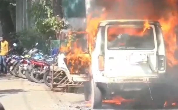 भोपाल कलेक्ट्रेट में जनसुनवाई के दौरान फोर व्हीलर गाड़ी में आग लगाते हुए होतम सिंह और उन्हें बचाने के लिए मोहम्मद नासिर की बहादुरी का दृश्य।