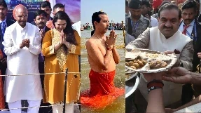 प्रयागराज। Maha Kumbh 2025: प्रयागराज के संगम घाट पर पूर्व राष्ट्रपति रामनाथ कोविंद और प्रख्यात कवि डॉ. कुमार विश्वास ने औद्योगिक विकास मंत्री नंद गोपाल गुप्ता नंदी के साथ संगम के पवित्र जल में पुण्य की डुबकी लगाई